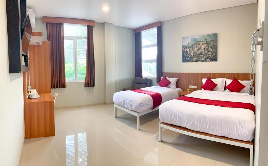 Oyo 2816 Privato Suite Kembaran Exterior photo