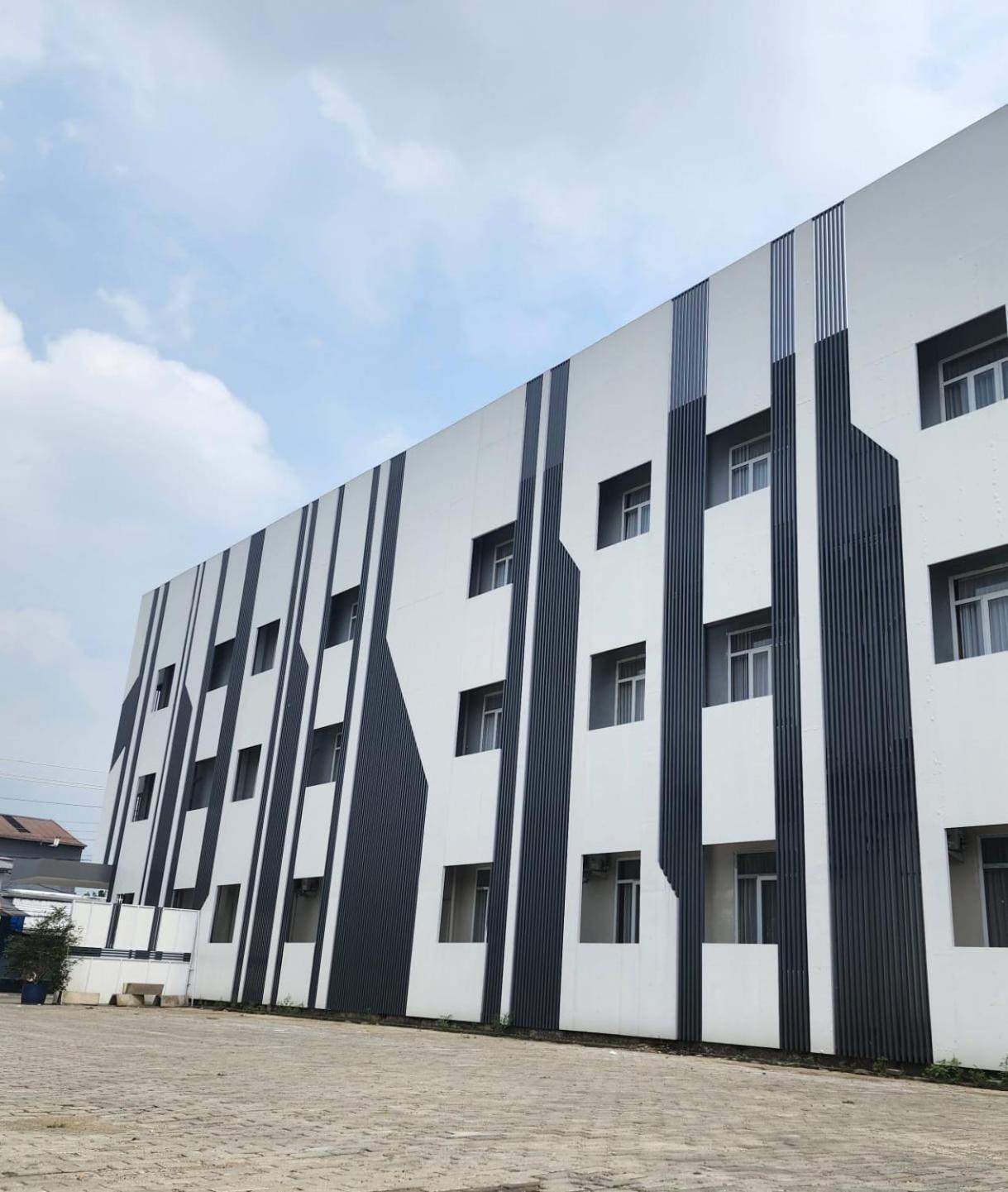 Oyo 2816 Privato Suite Kembaran Exterior photo