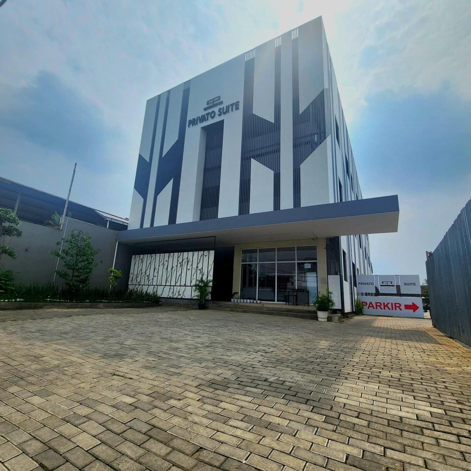Oyo 2816 Privato Suite Kembaran Exterior photo